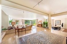 BRASSCHAAT - Vriesdonk: Exceptional 70's villa on approx 4.000m² south facing plot with indoor swimming pool, double garage and housekeeper's place in beautiful location. EPC label C.
DESCRIPTION:
This vintage architect's villa is located in the Fr