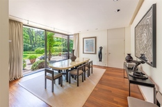 BRASSCHAAT - Vriesdonk: Exceptional 70's villa on approx 4.000m² south facing plot with indoor swimming pool, double garage and housekeeper's place in beautiful location. EPC label C.
DESCRIPTION:
This vintage architect's villa is located in the Fr