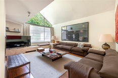 BRASSCHAAT - Vriesdonk: Exceptional 70's villa on approx 4.000m² south facing plot with indoor swimming pool, double garage and housekeeper's place in beautiful location. EPC label C.
DESCRIPTION:
This vintage architect's villa is located in the Fr