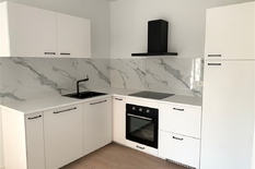 WILRIJK - Rucaplein 579: Mooi gerenoveerd appartement (ca 60m²) op topligging, met 1 slaapkamer en terras.
BESCHRIJVING:
Instapklaar, gerenoveerd appartement met terras, gelegen op de 1° verdieping van een verzorgde residentie.
Ruime inkomhal, vo