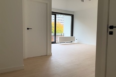 WILRIJK - Rucaplein 579: Mooi gerenoveerd appartement (ca 60m²) op topligging, met 1 slaapkamer en terras.
BESCHRIJVING:
Instapklaar, gerenoveerd appartement met terras, gelegen op de 1° verdieping van een verzorgde residentie.
Ruime inkomhal, vo