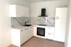 WILRIJK - Rucaplein 579: Mooi gerenoveerd appartement (ca 60m²) op topligging, met 1 slaapkamer en terras.
BESCHRIJVING:
Instapklaar, gerenoveerd appartement met terras, gelegen op de 1° verdieping van een verzorgde residentie.
Ruime inkomhal, vo