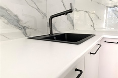 WILRIJK - Rucaplein 579: Mooi gerenoveerd appartement (ca 60m²) op topligging, met 1 slaapkamer en terras.
BESCHRIJVING:
Instapklaar, gerenoveerd appartement met terras, gelegen op de 1° verdieping van een verzorgde residentie.
Ruime inkomhal, vo