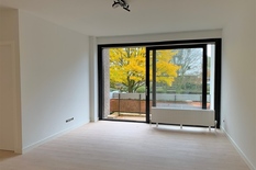 WILRIJK - Rucaplein 579: Mooi gerenoveerd appartement (ca 60m²) op topligging, met 1 slaapkamer en terras.
BESCHRIJVING:
Instapklaar, gerenoveerd appartement met terras, gelegen op de 1° verdieping van een verzorgde residentie.
Ruime inkomhal, vo