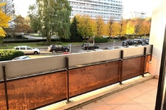 WILRIJK - Rucaplein 579: Mooi gerenoveerd appartement (ca 60m²) op topligging, met 1 slaapkamer en terras.
BESCHRIJVING:
Instapklaar, gerenoveerd appartement met terras, gelegen op de 1° verdieping van een verzorgde residentie.
Ruime inkomhal, vo