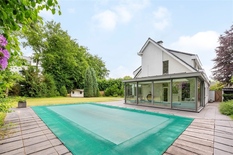 WILRIJK - Oosterveld : Villa spacieuse (environ 352m²) avec 4 chambres, 3 salles de bain, piscine et jardin orienté sud.  Score PEB-C