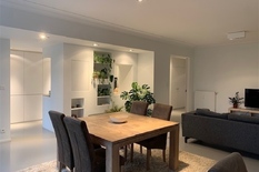 ANTWERPEN - Expo - Bij Camille Huysmanslaan: Superb gerenoveerd luxe appartement met 2 slaapkamers en inpandige autostaanplaats. EPC-label B.

BESCHRIJVING:

Dit uniek gerenoveerd appartement bevindt zich op de 4° verdieping rechts.
Men betreedt het