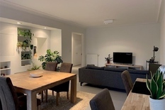 ANTWERPEN - Expo - Bij Camille Huysmanslaan: Superb gerenoveerd luxe appartement met 2 slaapkamers en inpandige autostaanplaats. EPC-label B.

BESCHRIJVING:

Dit uniek gerenoveerd appartement bevindt zich op de 4° verdieping rechts.
Men betreedt het