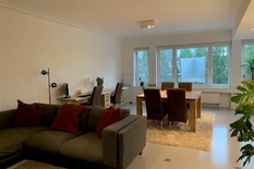 ANTWERPEN - Expo - Bij Camille Huysmanslaan: Superb gerenoveerd luxe appartement met 2 slaapkamers en inpandige autostaanplaats. EPC-label B.

BESCHRIJVING:

Dit uniek gerenoveerd appartement bevindt zich op de 4° verdieping rechts.
Men betreedt het