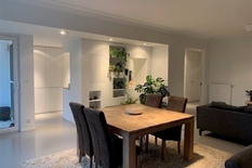 ANTWERPEN - Expo - Bij Camille Huysmanslaan: Superb gerenoveerd luxe appartement met 2 slaapkamers en inpandige autostaanplaats. EPC-label B.

BESCHRIJVING:

Dit uniek gerenoveerd appartement bevindt zich op de 4° verdieping rechts.
Men betreedt het