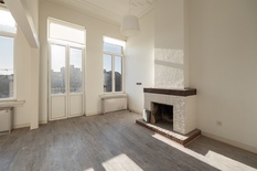 ANTWERPEN - 't Zuid: Lambermontplaats: Uniek gelegen renovatieproject met garage voor 5 auto's op toplocatie.
BESCHRIJVING:
De Lambermontplaats vormt een prestigieuze schakel tussen het Koninklijk Museum voor Schone Kunsten Antwerpen (KMSKA) en de his