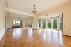 WILRIJK - Park Den Brandt: Stijlvolle,klassieke villa op ca 1.250m² met zwembad en zuidgerichte tuin

BESCHRIJVING:

Gelijkvloers:
Inkomhal op natuursteen met gastentoilet.
Zeer ruime leefkamer op visgraatparket open haard en erker. Zicht en toegan