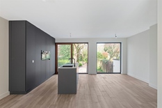 WILRIJK - Oosterveld: Luxueuze, volledig gerenoveerde woning met garage en grote tuin. EPC-label B.

BESCHRIJVING:

Gelijkvloers:
Inkomhal op originele tegelvloer en met doorgang naar de leefruimte. 
Gastentoilet met lavabo.
Grote en lichtrijke lee