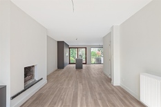 WILRIJK - Oosterveld: Luxueuze, volledig gerenoveerde woning met garage en grote tuin. EPC-label B.

BESCHRIJVING:

Gelijkvloers:
Inkomhal op originele tegelvloer en met doorgang naar de leefruimte. 
Gastentoilet met lavabo.
Grote en lichtrijke lee