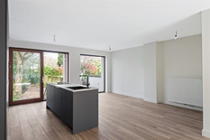 WILRIJK - Oosterveld: Luxueuze, volledig gerenoveerde woning met garage en grote tuin. EPC-label B.

BESCHRIJVING:

Gelijkvloers:
Inkomhal op originele tegelvloer en met doorgang naar de leefruimte. 
Gastentoilet met lavabo.
Grote en lichtrijke lee