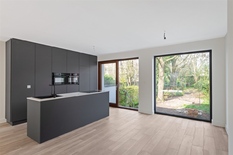 WILRIJK - Oosterveld: Luxueuze, volledig gerenoveerde woning met garage en grote tuin. EPC-label B.

BESCHRIJVING:

Gelijkvloers:
Inkomhal op originele tegelvloer en met doorgang naar de leefruimte. 
Gastentoilet met lavabo.
Grote en lichtrijke lee