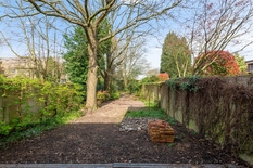 WILRIJK - Oosterveld: Luxueuze, volledig gerenoveerde woning met garage en grote tuin. EPC-label B.

BESCHRIJVING:

Gelijkvloers:
Inkomhal op originele tegelvloer en met doorgang naar de leefruimte. 
Gastentoilet met lavabo.
Grote en lichtrijke lee