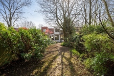 WILRIJK - Oosterveld: Luxueuze, volledig gerenoveerde woning met garage en grote tuin. EPC-label B.

BESCHRIJVING:

Gelijkvloers:
Inkomhal op originele tegelvloer en met doorgang naar de leefruimte. 
Gastentoilet met lavabo.
Grote en lichtrijke lee