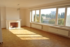 ANTWERPEN - Jan Van Rijswijcklaan: Zeer mooi gerenoveerd appartement van ca 155m² met 3 slaapkamers, 2 badkamers en  autostaanplaats.

BESCHRIJVING:

Appartement 5C op de 5° verdieping van zeer verzorgd gebouw.
Inkomhal (ca. 9,5m²) op marmeren teg