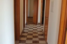 ANTWERPEN - Jan Van Rijswijcklaan: Zeer mooi gerenoveerd appartement van ca 155m² met 3 slaapkamers, 2 badkamers en  autostaanplaats.

BESCHRIJVING:

Appartement 5C op de 5° verdieping van zeer verzorgd gebouw.
Inkomhal (ca. 9,5m²) op marmeren teg