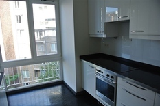 ANTWERPEN - Jan Van Rijswijcklaan: Zeer mooi gerenoveerd appartement van ca 155m² met 3 slaapkamers, 2 badkamers en  autostaanplaats.

BESCHRIJVING:

Appartement 5C op de 5° verdieping van zeer verzorgd gebouw.
Inkomhal (ca. 9,5m²) op marmeren teg