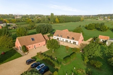 BOECHOUT/VREMDE: Uniek domein bestaande uit hoeve, schuur en stallen

In het hart van het landelijke Vremde ontvouwt zich achter een uitgestrekt perceel van circa 19.000 m² een eigendom dat zelden zijn gelijke kent. 
Het domein bestaat uit drie afzond