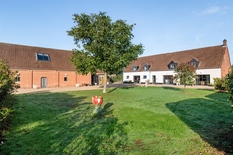 BOECHOUT/VREMDE: Uniek domein bestaande uit hoeve, schuur en stallen

In het hart van het landelijke Vremde ontvouwt zich achter een uitgestrekt perceel van circa 19.000 m² een eigendom dat zelden zijn gelijke kent. 
Het domein bestaat uit drie afzond