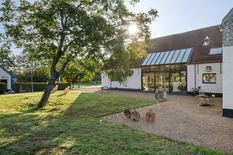 BOECHOUT/VREMDE: Uniek domein bestaande uit hoeve, schuur en stallen

In het hart van het landelijke Vremde ontvouwt zich achter een uitgestrekt perceel van circa 19.000 m² een eigendom dat zelden zijn gelijke kent. 
Het domein bestaat uit drie afzond