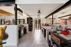 BOECHOUT/VREMDE: Uniek domein bestaande uit hoeve, schuur en stallen

In het hart van het landelijke Vremde ontvouwt zich achter een uitgestrekt perceel van circa 19.000 m² een eigendom dat zelden zijn gelijke kent. 
Het domein bestaat uit drie afzond