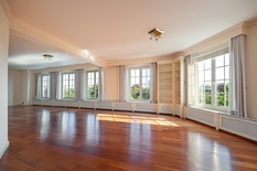 ANTWERPEN - Stadspark: Van Eycklei - Licht en stijlvol hoekappartement met uniek zicht over het Stadspark + garage
BESCHRIJVING:
Het appartement bevindt zich op de 7° verdieping.
Inkom via gepantserde deur.
Zeer lichtrijke leef- en eetruimte van