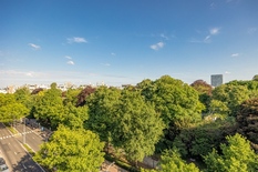 ANTWERPEN - Stadspark: Van Eycklei - Licht en stijlvol hoekappartement met uniek zicht over het Stadspark + garage
BESCHRIJVING:
Het appartement bevindt zich op de 7° verdieping.
Inkom via gepantserde deur.
Zeer lichtrijke leef- en eetruimte van