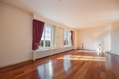 ANTWERPEN - Stadspark: Van Eycklei - Licht en stijlvol hoekappartement met uniek zicht over het Stadspark + garage
BESCHRIJVING:
Het appartement bevindt zich op de 7° verdieping.
Inkom via gepantserde deur.
Zeer lichtrijke leef- en eetruimte van