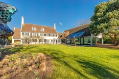 WILRIJK – Park Den Brandt: Indrukwekkende, verfijnde villa op een zuidgericht perceel van 3.064 m², met 6 slaapkamers, indoor zwembad met wellness en dubbele garage. EPC-label B.

Gelijkvloers:
Ruime inkomhal met vestiaire en toilet. Lichtrijke leef