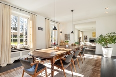 WILRIJK – Park Den Brandt: Indrukwekkende, verfijnde villa op een zuidgericht perceel van 3.064 m², met 6 slaapkamers, indoor zwembad met wellness en dubbele garage. EPC-label B.

Gelijkvloers:
Ruime inkomhal met vestiaire en toilet. Lichtrijke leef