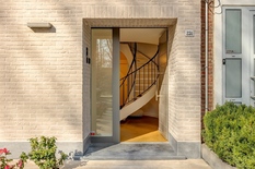 WILRIJK – Spoorweglaan 231 - Instapklare en technisch hoogwaardig uitgeruste woning met garage, ruim magazijn en EPC-label A.

Deze volledig gerenoveerde woning (2017) combineert modern wooncomfort met een uitgebreide technische uitrusting. Dankzij de