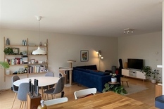 BERCHEM - Bij Harmoniepark - Grote Steenweg: Modern, instapklaar appartement (°2005) op de 3° verdieping met 2 slaapkamers, terras 14 m² en autostaanplaats.

BESCHRIJVING:

Via veiligheidsdeur komen we in de hal van ca  6m² met gastentoilet met la