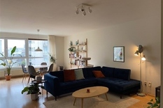 BERCHEM - Bij Harmoniepark - Grote Steenweg: Modern, instapklaar appartement (°2005) op de 3° verdieping met 2 slaapkamers, terras 14 m² en autostaanplaats.

BESCHRIJVING:

Via veiligheidsdeur komen we in de hal van ca  6m² met gastentoilet met la