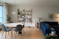 BERCHEM - Bij Harmoniepark - Grote Steenweg: Modern, instapklaar appartement (°2005) op de 3° verdieping met 2 slaapkamers, terras 14 m² en autostaanplaats.

BESCHRIJVING:

Via veiligheidsdeur komen we in de hal van ca  6m² met gastentoilet met la