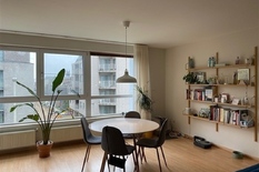 BERCHEM - Bij Harmoniepark - Grote Steenweg: Modern, instapklaar appartement (°2005) op de 3° verdieping met 2 slaapkamers, terras 14 m² en autostaanplaats.

BESCHRIJVING:

Via veiligheidsdeur komen we in de hal van ca  6m² met gastentoilet met la