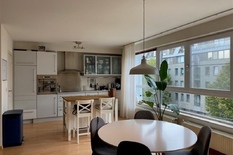 BERCHEM - Bij Harmoniepark - Grote Steenweg: Modern, instapklaar appartement (°2005) op de 3° verdieping met 2 slaapkamers, terras 14 m² en autostaanplaats.

BESCHRIJVING:

Via veiligheidsdeur komen we in de hal van ca  6m² met gastentoilet met la