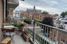 BERCHEM - Bij Harmoniepark - Grote Steenweg: Modern, instapklaar appartement (°2005) op de 3° verdieping met 2 slaapkamers, terras 14 m² en autostaanplaats.

BESCHRIJVING:

Via veiligheidsdeur komen we in de hal van ca  6m² met gastentoilet met la