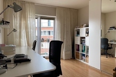 BERCHEM - Bij Harmoniepark - Grote Steenweg: Modern, instapklaar appartement (°2005) op de 3° verdieping met 2 slaapkamers, terras 14 m² en autostaanplaats.

BESCHRIJVING:

Via veiligheidsdeur komen we in de hal van ca  6m² met gastentoilet met la