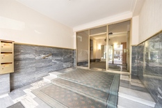 ANTWERPEN - Van Putlei 37/ Bosmanslei 19: Te renoveren gelijkvloersappartement in gegeerde buurt.

BESCHRIJVING:

Te renoveren gelijkvloersappartement (voormalige conciërgewoning) van ca. 52 m² gelegen op de hoek van de Van Putlei en Bosmanslei, in 