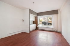 ANTWERPEN - Van Putlei 37/ Bosmanslei 19: Te renoveren gelijkvloersappartement in gegeerde buurt.

BESCHRIJVING:

Te renoveren gelijkvloersappartement (voormalige conciërgewoning) van ca. 52 m² gelegen op de hoek van de Van Putlei en Bosmanslei, in 