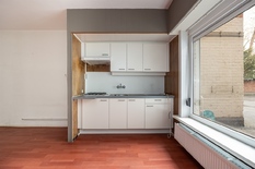 ANTWERPEN - Van Putlei 37/ Bosmanslei 19: Te renoveren gelijkvloersappartement in gegeerde buurt.

BESCHRIJVING:

Te renoveren gelijkvloersappartement (voormalige conciërgewoning) van ca. 52 m² gelegen op de hoek van de Van Putlei en Bosmanslei, in 