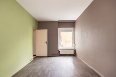ANTWERPEN - Van Putlei 37/ Bosmanslei 19: Te renoveren gelijkvloersappartement in gegeerde buurt.

BESCHRIJVING:

Te renoveren gelijkvloersappartement (voormalige conciërgewoning) van ca. 52 m² gelegen op de hoek van de Van Putlei en Bosmanslei, in 