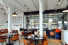 ANTWERPEN - Eilandje - Bataviastraat : Bel immeuble de bureaux avec rez-de-chaussée commercial dans un emplacement exclusif avec un parking facile à proximité du MAS.