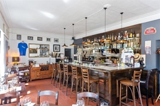 ANVERS - Expo : Rez-de-chaussée commercial dans un immeuble de coin avec garage, sur un emplacement convoité.