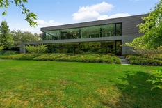 MALINES : Impressionnante résidence contemporaine au bord de l'eau sur 30 000 m² avec spa, paddock et home-cinéma.