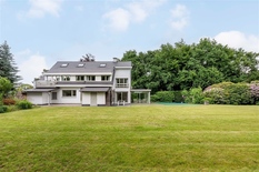 WILRIJK - Oosterveld : Villa spacieuse (environ 352m²) avec 4 chambres, 3 salles de bain, piscine et jardin orienté sud.  Score PEB-C